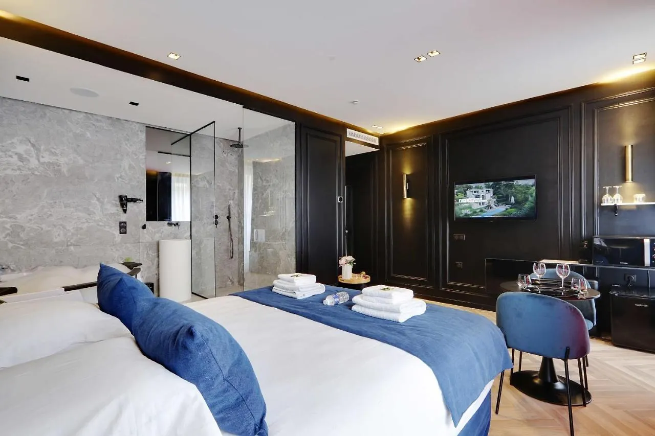 Couples Getaway Unit With Jacuzzi - City Center Paris
