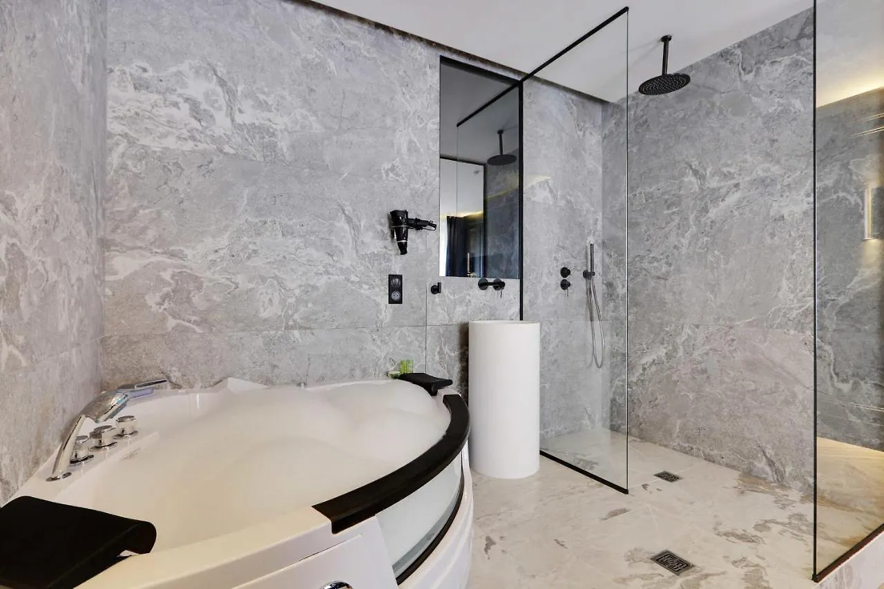Ferienhaus Couples Getaway Unit With Jacuzzi - City Center Paris