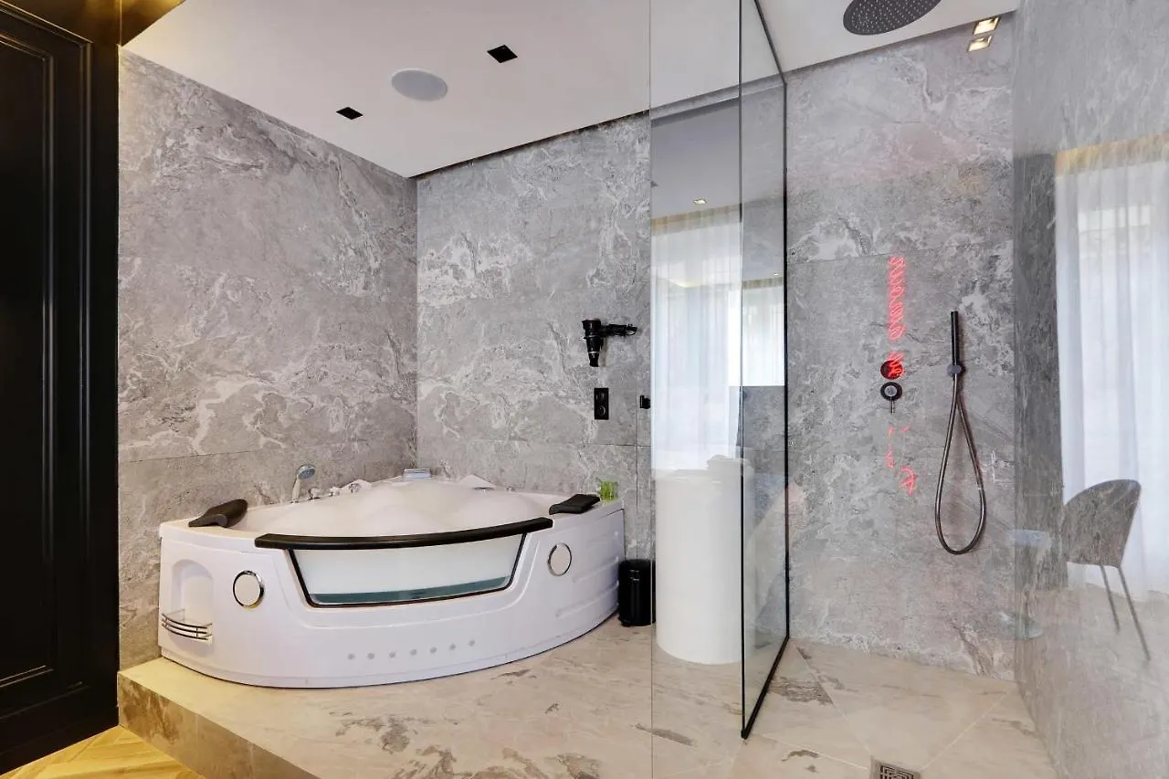 Couples Getaway Unit With Jacuzzi - City Center París Сasa de vacaciones