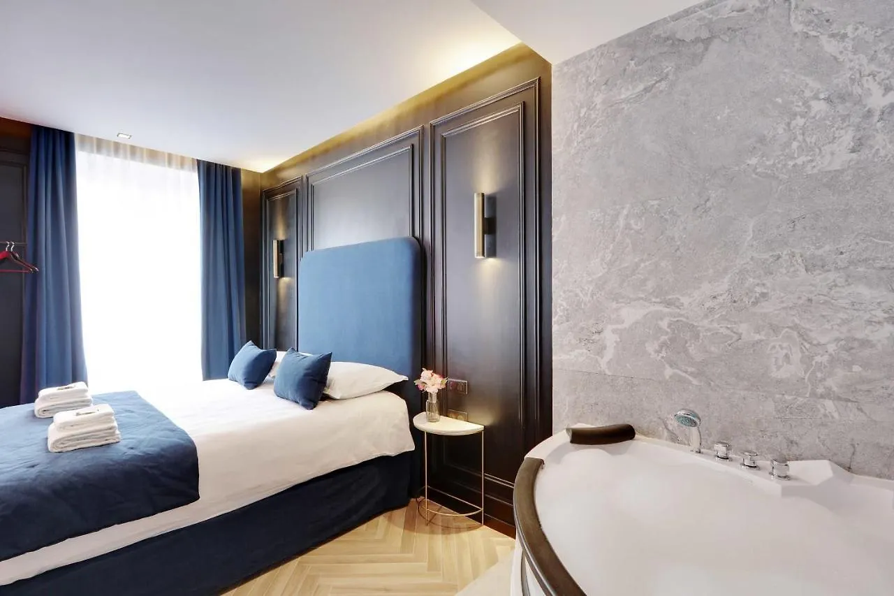 Couples Getaway Unit With Jacuzzi - City Center París 0*,