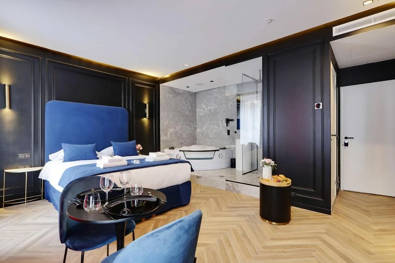 Couples Getaway Unit With Jacuzzi - City Center Paris